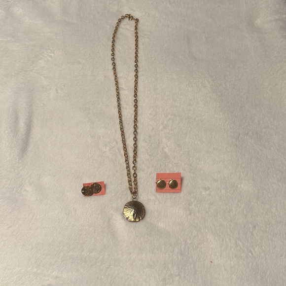Elegant Gold-Tone Sand Dollar Necklace and Earring Set - Picture 2 of 7